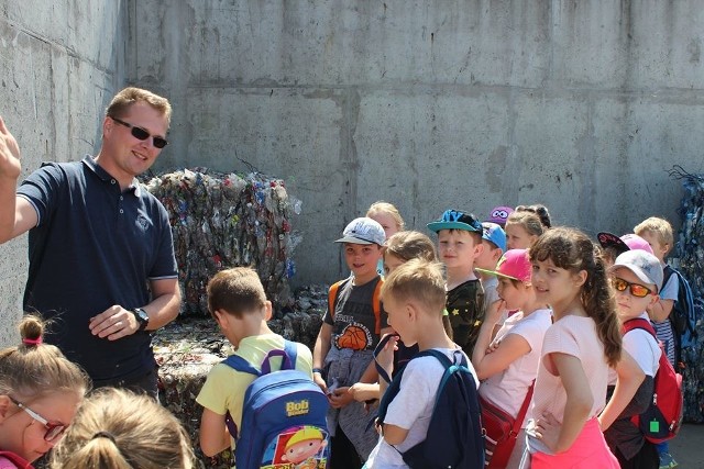 Uczniowie klasy III a z SP nr 3  mieli możliwość zwiedzenia wysypiska śmieci w Niedźwiedziu.  Ta klasa wygrała I etap  miejskiego ekokonkursu. Konkurs „Zamień odpady na klasowe wypady” ruszył 1 lutego br. Skierowany jest wyłącznie do uczniów wąbrzeskich szkół podstawowych. Zadaniem jego uczestników jest zebranie jak największej ilości odpadów elektrycznych i elektronicznych. Każdy odpad ma swoją wartość punktową, a uczestnicy konkursu zbierają je na wspólne konto klasy. Grupa, która uzbiera najwięcej śmieci pojedzie na wycieczkę klasową, która jest nagrodą główną. Wizyta w Międzygminnym Kompleksie Unieszkodliwiania Odpadów Komunalnych w Niedźwiedziu była nagrodą dla klasy, która świetnie finiszuje w pierwszym etapie konkursu. Wyniki tego  etapu poznaliśmy 31 marca. Na pierwszej pozycji jest klasa III a ze Szkoły Podstawowej nr 3. Do 25 marca (wtedy przeprowadzono inwentaryzację) dzieci zgromadziły w sumie 275 sztuk odpadów elektrycznych i elektronicznych oraz 2 kg zużytych baterii, co dało im 170,5 pkt na jednego ucznia.  Na drugim miejscu są uczniowie klasy II a (155 pkt. na osobę) i klasy V b (151,6 pkt. na osobę). Zbieranie odpadów trwało do 15 maja. Ostateczne wyniki uczestnicy poznają 31 maja.