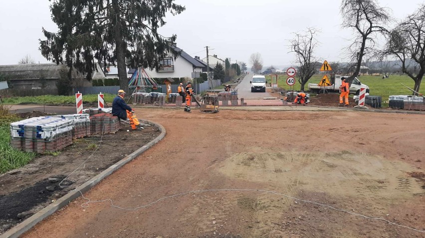 Przebudowa dróg powiatowych w gminach Stromiec i Stara Błotnica na finiszu. Zostały ostatnie prace wykończeniowe i porządkowe 