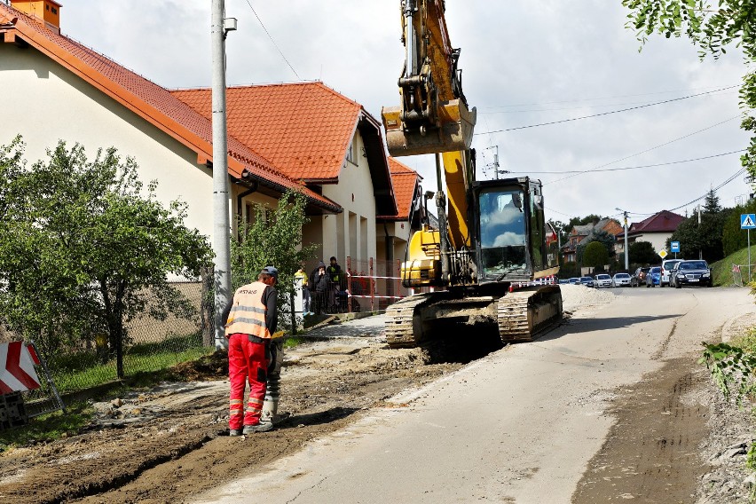 Rozpoczęła się przebudowa 2,2 km drogi przez Grajów (gmina...