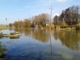 Kamionka wystąpiła z brzegów, ledwo przyjmuje wodę z zalewów (zdjęcia)