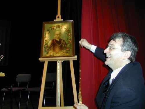 Wojciech Blecharczyk, burmistrz Sanoka,  miał za zadanie ochronić portret Najjaśniejszego Pana lepem na muchy, by nie został one przez nie zapaskudzony.