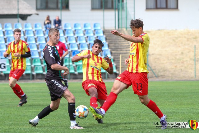 W niedzielnym sparingu w Opalenicy Korona Kielce pokonała pierwszoligowy GKS Tychy 2:1. Korona Kielce – GKS Tychy 2:1 (1:0) Bramki: Michał Żyro 30, Jakub Piątek 84 samobójcza - Mathieu Scalet 52.Korona: Kozioł (46. Kukić) - Kosakiewicz, Tzimópoulos, Pierzchała, Bujak - Skrzecz, Sewerzyński, Zalazar (47. Piróg), Sowiński (59. Szelągowski), Pučko (60. Szymusik) - Żyro.GKS Tychy: I połowa Igaz - Mańka, Biernat, Kowalczyk, Kallaste - Biegański, Kristo, Daniel, Grzeszczyk, Steblecki - Piątkowski. II połowa: Igaz - Piątek, Pańkowski, Sołowiej, Szołtys - Piątek, Laskoś, Szumilas, Merchán - Kasprzyk, Scalet.Mecz początkowo zapowiadany był na godzinę 17, ale ostatecznie rozegrany został o 11. Trener Gino Lettieri dał pograć kilku zawodnikom, którzy grali mniej w sobotę przeciwko holenderskiemu Vitesse, bądź nie grali wcale (Marek Kozioł, Themistokilis Tzimopouklos. W zespole GKS Tychy prowadzonym przez byłego trenera Korony Ryszarda Tarasiewicza grał między innymi Ken Kallaste, którego kontrakt kieleckim klubem wygasł 30 czerwca i Estończyk podpisał umowę z zespołem z GKS. Kallaste już na początku meczu ostro potraktował nowy nabytek Żółto-Czerwonych Rodrigo Zalazara, który dobrze radził sobie w środku pola. Mecz od początku był zacięty, drużyny stwarzały okazje, a w 30 minucie prowadzenie objęła Korona. Oskar Sewerzyński dograł do Oktawiana Skrzecza, ten z kolei świetnie w polu karnym obsłużył Michała Żyro i było 1:0 dla Korony. Kilka minut potem znów w ataku była Korona, która wyprowadziła groźną kontrę, po długim rajdzie na bramkę GKS uderzał Skrzecz, ale bramkarz wybił piłkę na rzut rożny. W drugiej połowie trener Lettieri tradycyjnie dokonał kilku zmian, a drużyna Tarasiewicza doprowadziła do remisuw 52 minucie. Ale Korona nie rezygnowała z uzyskania lepszego rezultatu w 84 minucie strzeliła zwycięskiego gola. Kielczanie wyprowadzili bardzo ładną akcję i Jakub Piątek chcąc przerwać podanie do Michała Żyry interweniował tak, że skierował piłkę do własnej bramki.    W poniedziałek Korona będzie już w Kielcach, a w sobotę, 13 lipca, rozegra ostatni sparing przed inauguracją rozgrywek – zmierzy się w Łodzi z tamtejszym ŁKS, beniaminkiem ekstraklasy. Dzień wcześniej na Rynku w Kielcach odbędzie się prezentacja drużyny. 