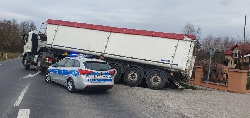 Ciężarówka zjechała do rowu. Naczepa blokowała drogę krajową nr 79 we Wlonicach. Zobacz zdjęcia