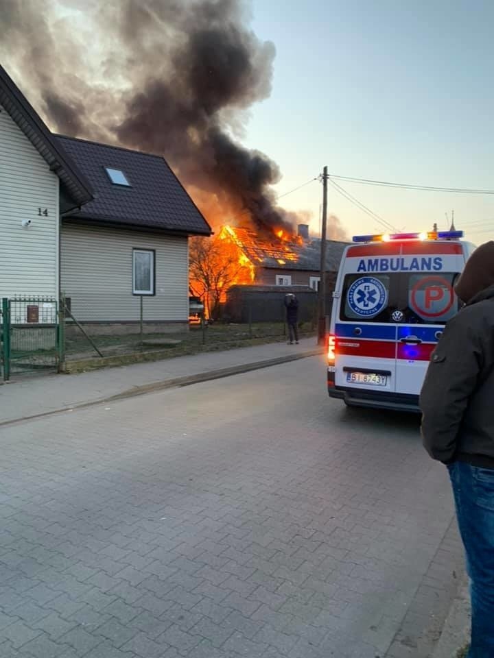 Pożar w Łapach. Najważniejsza jest odbudowa domu. Rodzina z dziećmi straciła w pożarze dom [ZDJĘCIA]