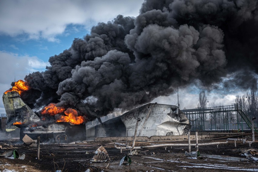 Wojna na Ukrainie. Żytomierz zrujnowany, płoną zbiorniki z paliwem