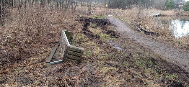 Nad zalewem w Mostkach ktoś zdewastował ławkę i teren przy ścieżce. Więcej na kolejnych zdjęciach.