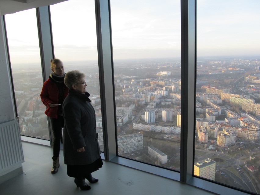 Punkt widokowy na Sky Tower otwarty. Straż: można wpuścić więcej ludzi [ZDJĘCIA]