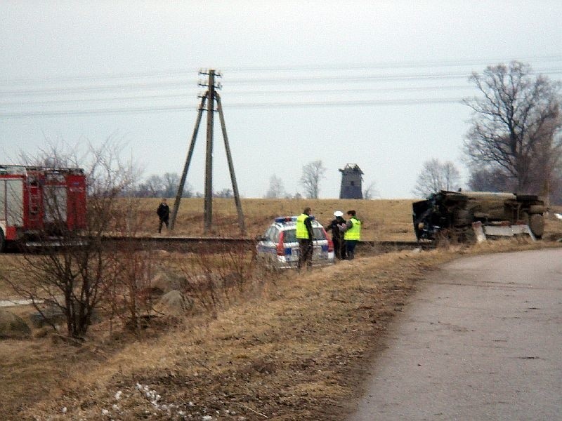 Groźny wypadek. Szynobus na niestrzeżonym przejeździe uderzył w audi. (zdjęcia)