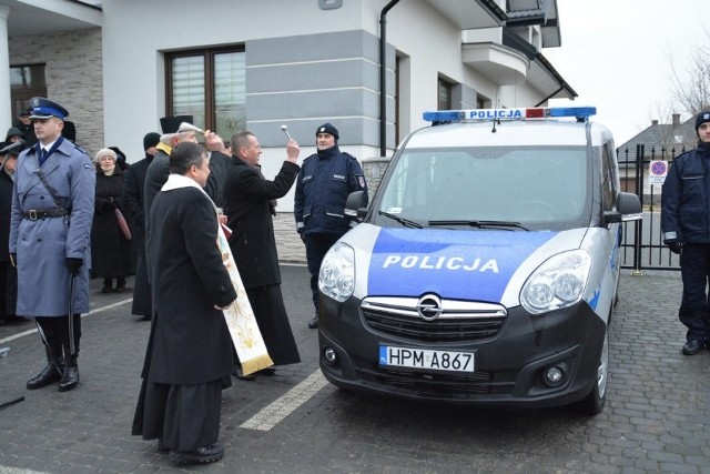 Po trzech latach przerwy znowu funkcjonuje Posterunek Policji w Szumowie. Na potrzeby posterunku samorząd powiatu zambrowskiego przeznaczył pomieszczenia jednego z gminnych budynków. Koszty remontu i przystosowania pomieszczeń na potrzeby posterunku wyniosły łącznie 90 tys. zł. Służbę w jednostce będzie pełniło pięciu policjantów, w tym dwóch dzielnicowych, do których każdy mieszkaniec gminy Szumowo będzie mógł zgłosić się ze swoim problemem lub poinformować o zdarzeniu, wymagającym policyjnej interwencji.