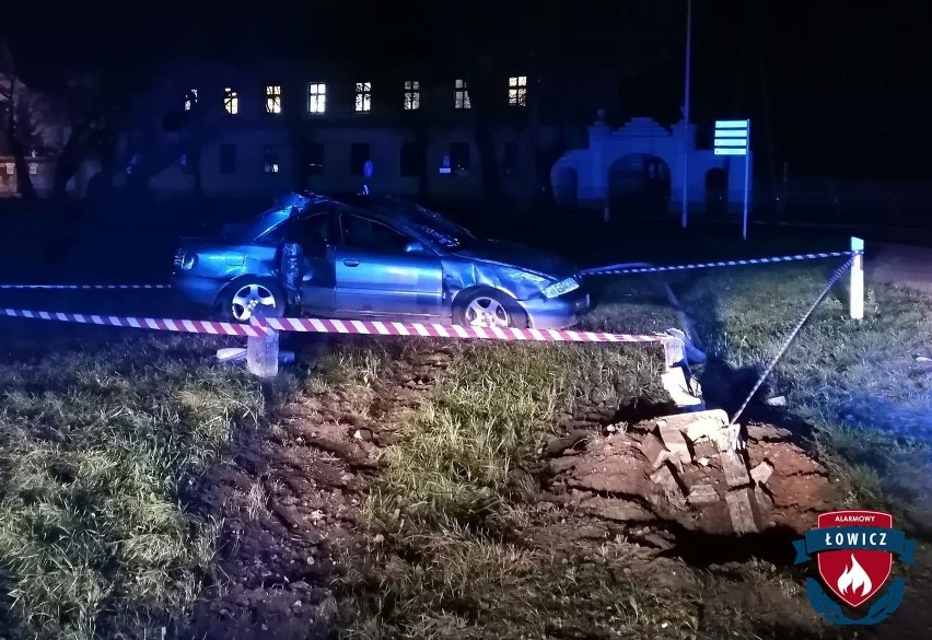 Wypadek w Łowiczu. Nietrzeźwa kobieta dachowała autem na DK...