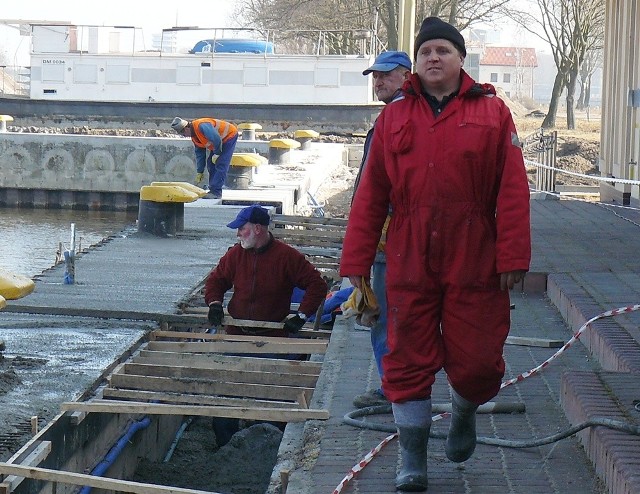 Wrak znaleźli pracownicy, którzy pracują przy modernizacji przystani jachtowej. Leży kilka metrów pod lustrem wody. Ale wkrótce ma być wyciągnięty na ląd. 