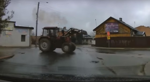 Pijany traktorzysta wymusił pierwszeństwo na jednym ze skrzyżowań w Tomaszowie Mazowieckim. Traktorzysta na skrzyżowaniu ulic Smugowej, Legionów i Dąbrowskiej w Tomaszowie wymusił pierwszeństwo przed samochodem osobowym, który jechał ulicą Dąbrowską, z pierwszeństwem przejazdu.Co ciekawe, traktorzysta wyjechał z ulicy Smugowej, która na tym odcinku jest jednokierunkowa, jechał więc pod prąd.CZYTAJ, ZOBACZ FILM >>>>