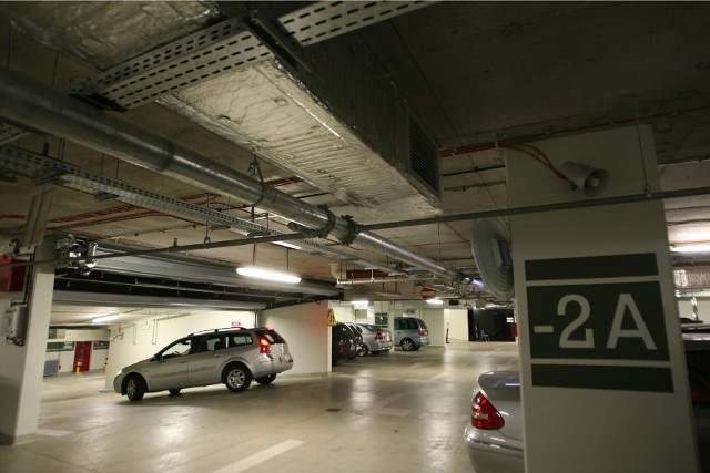 Parkingi kubaturowe powstają w wielu miastach, pozwalają oszczędzać miejsce i pomieścić więcej aut.