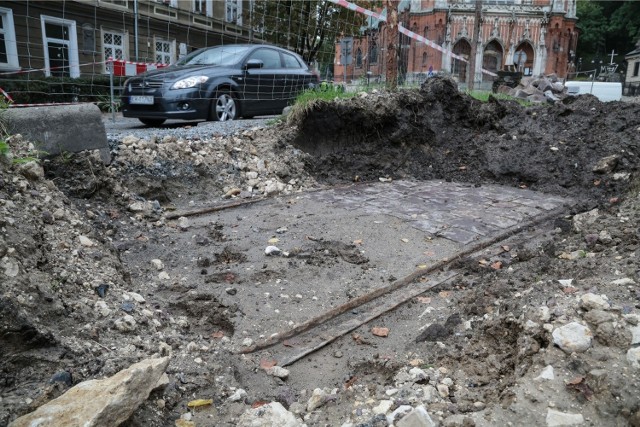 Podczas prac remontowych na Rynku Podgórskim budowlańcy odkryli fragmenty historycznego torowiska pętli tramwajowej.