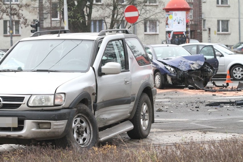 Wypadek na Kozanowie. Zderzenie opla i peugeota na...