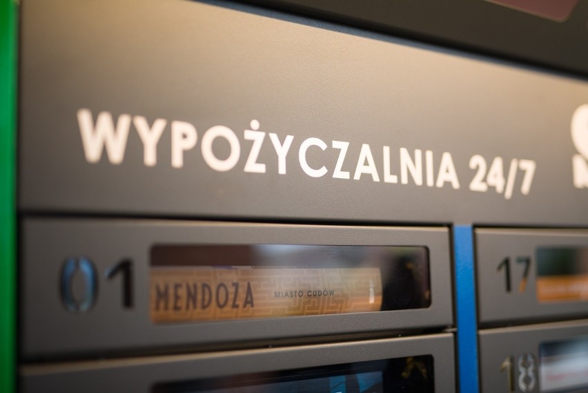 Automatyczna wypożyczalnia książek stanęła w Manufakturze. To pierwsza taka maszyna w Polsce ZDJĘCIA