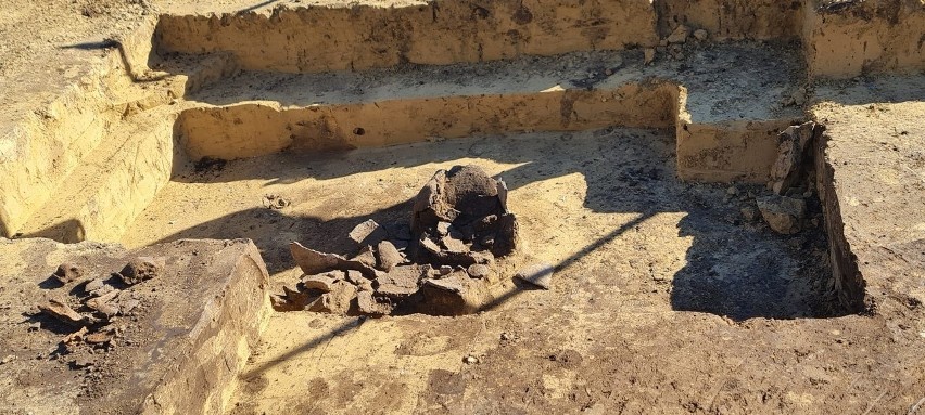 Cmentarz z czasów Imperium Rzymskiego w Kazimierzy Wielkiej! Archeolodzy są zaskoczeni obfitością niezwykłych odkryć [ZDJĘCIA, WIDEO]