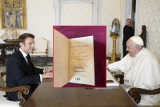Emmanuel Macron przekazał papieżowi książkę z pieczątką "Czytelnia Akademicka we Lwowie". Wcześniej była dostępna na licytacji 