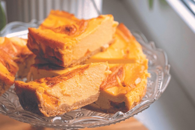 Wegański tofurnik z musem morelowym to alternatywne ciasto wobec tradycyjnego sernika. Świetnie sprawdzi się na walentynki, urodziny, imieniny lub na Wielkanoc.