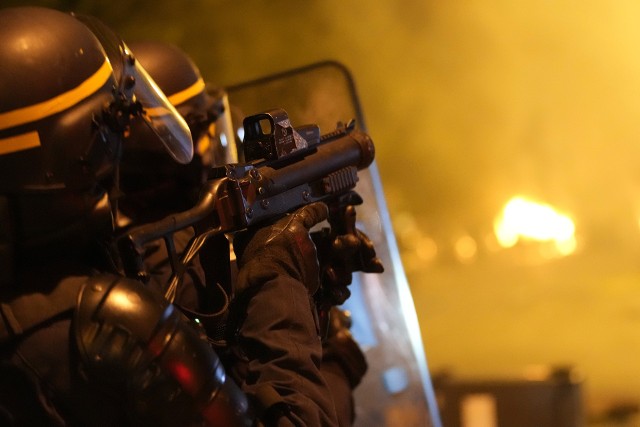 Już drugą noc trwają zamieszki we Francji spowodowane zabiciem przez policjanta 17-latka, który nie chciał poddać się kontroli