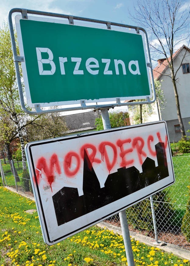 Na tablicy przy wjeździe do Brzeznej ktoś napisał czerwoną farbą: „Mordercy”. Napis pojawił się zaraz po tragedii