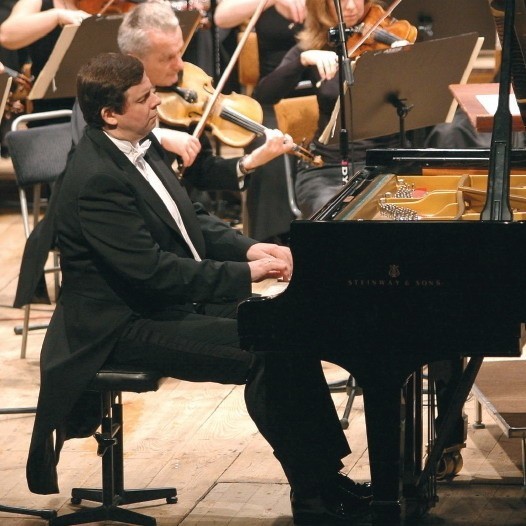 Krzysztof Jabłoński i słupscy filharmonicy podczas sobotniego koncertu.