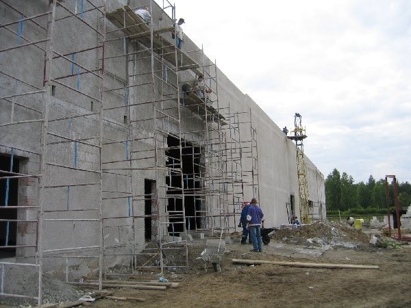 Przy ul. Sikorskiego postaje hala o powierzchni  4000 m kw. Dokończenie tej inwestycji  wiąże się ze sprzedażą działki przy ul.  Podgórnej.