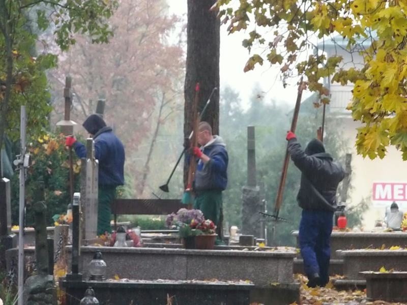 Więźniowie z Aresztu Śledczego w Suwałkach sprzątają...