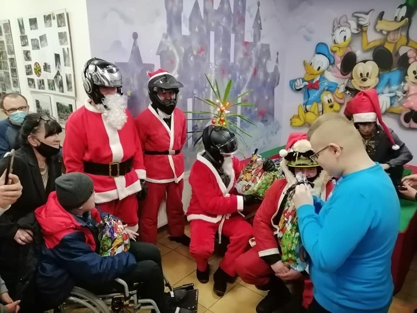 Motomikołaje z Klubu Motocyklowego EBeeRY odwiedzili podopiecznych Ośrodka Rehabilitacji "Słoneczko" w Brzezinach