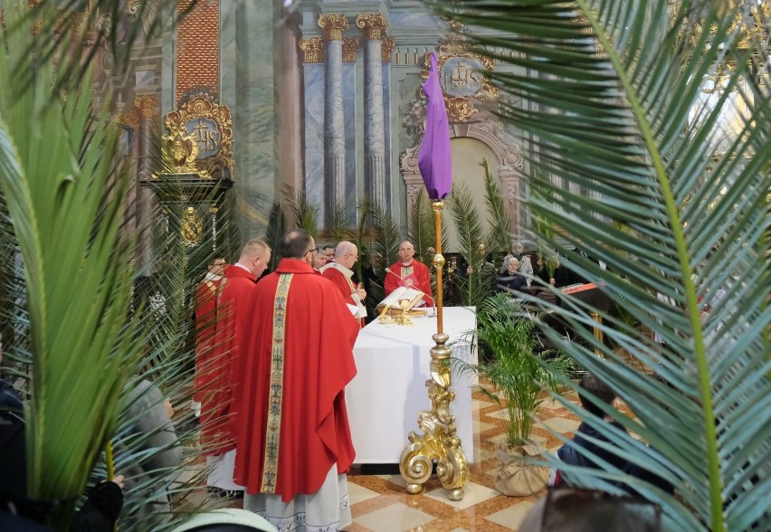 Niedziela Palmowa w Kościele katolickim. Wierni święcą palmy w szóstą niedzielę Wielkiego Postu. Rozpoczyna się Wielki Tydzień