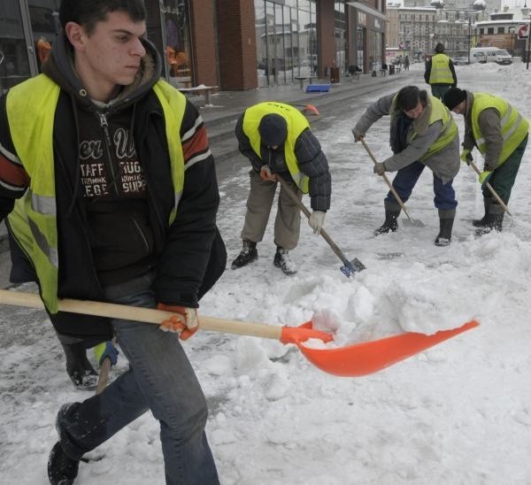 Pracownicy firmy ZAKS odśnieżają teren obok galerii Solaris.