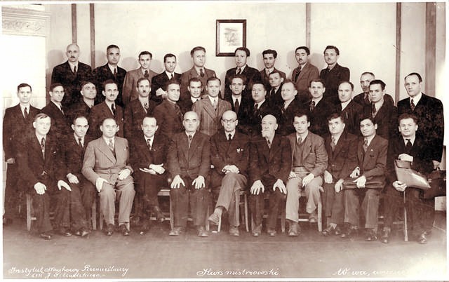 Egzamin mistrzowski ortopedystów w 1940 r., Warszawa. Władysław Lachowicz siedzi piąty od lewej, jego syn Zbigniew - czwarty od prawej.