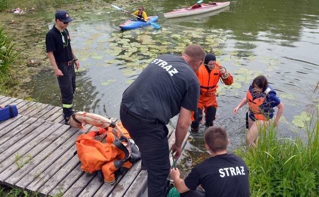 Najpierw szybka akcja ratunkowa, a później na kilka uwag od instruktora i... wyjazd do kolejnego zdarzenia