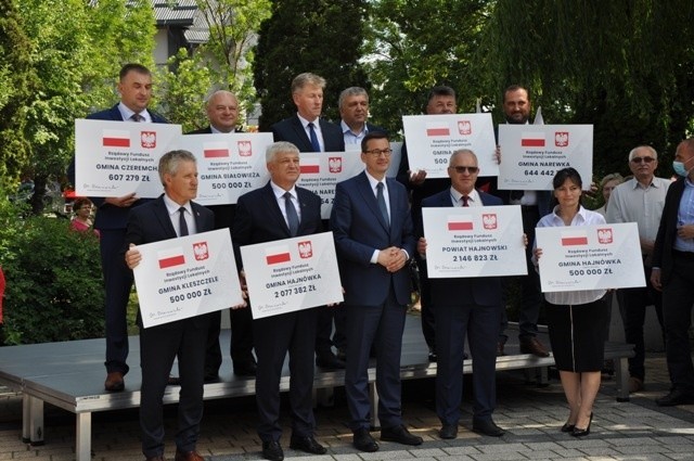 Premier Mateusz Morawiecki podczas wizyty w Hajnówce wręczył samorządowcom symboliczne czeki na inwestycje