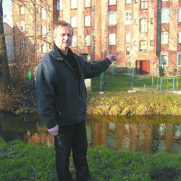 Edmund Otremba wskazuje kamienicę nad Trynką, w której mieszkał z Brunem