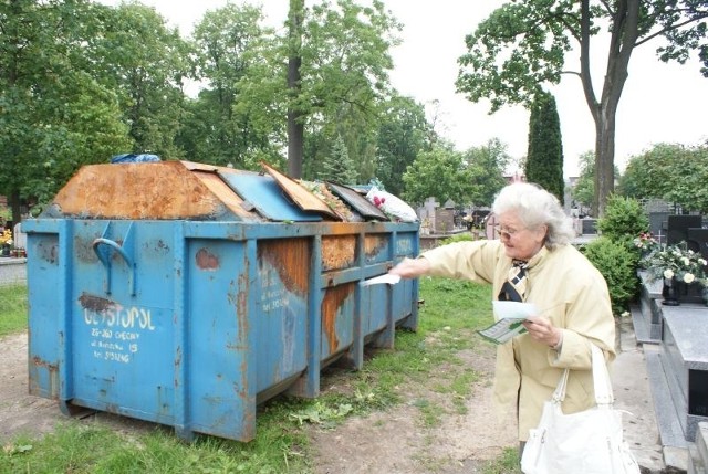 - Śmieci z kontenera cały czas wysypują się na nasze groby - denerwuje się pani Danuta Bucka.