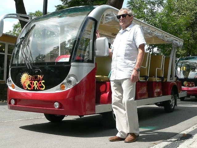 Jerzy Libuda kieruje wakacyjnym Słonecznym Ekspresem w Busku-Zdroju.