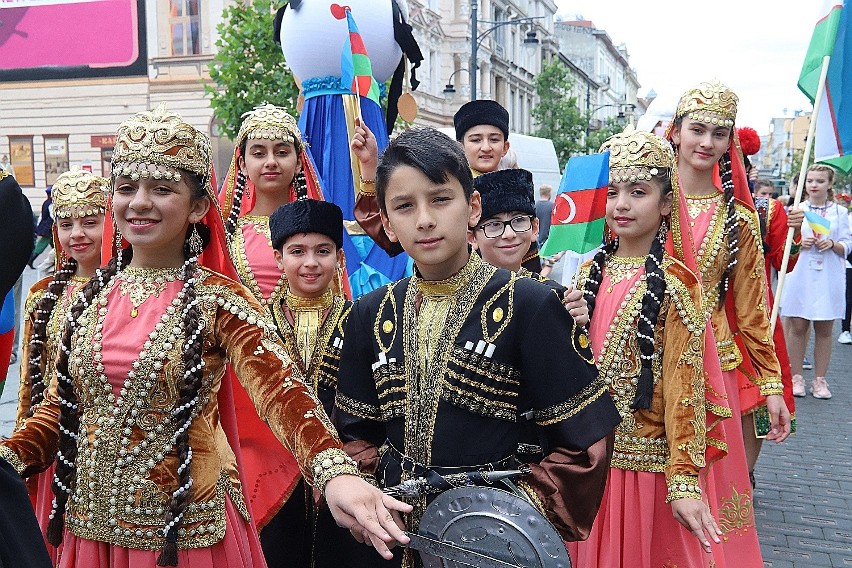 Folkowe inspiracje 2019: Barwny korowód młodych ludzi z wielu krajów przemaszerował ulicą Piotrkowską