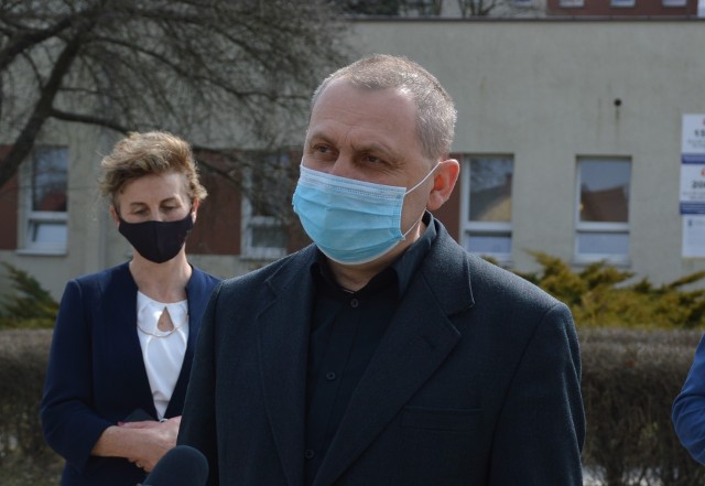 Dr Feliks Orchowski jako zastępca dyrektora szpitala w Proszowicach do spraw medycznych walczył m. in. z pandemią covid-19