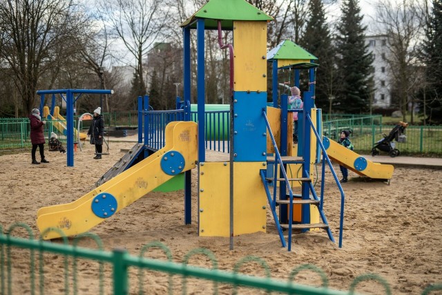 W parku im. Pileckiego urządzono plac zabaw dal dzieci w różnym wieku.