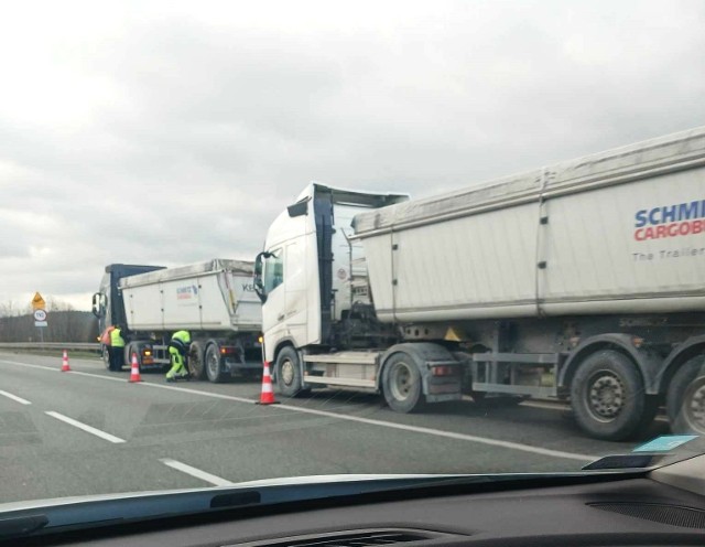 Ciężarówka utknęła na autostradzie. Są utrudnienia