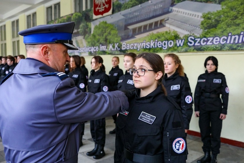 Uczniowie pierwszej klasy mundurowej VII LO w Szczecinie...