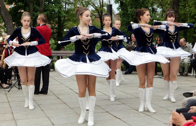 W grudziądzkim Parku Miejskim im. Piotra Janowskiego z okazji Święta Flagi Państwowej odbył się koncert Orkiestr Dętych. Przed słuchaczami wystąpiły orkiestry: Grudziądzka Orkiestra Dęta i gościnnie Miejska Orkiestra z Lubawy.WIDEO.Święto Flagi Narodowej w Grudziądzu.