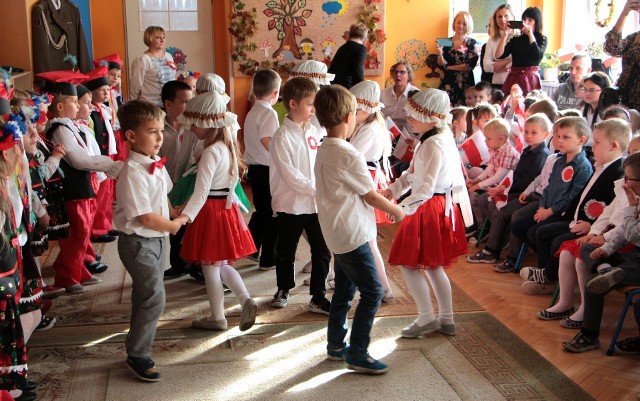 Z okazji zbliżającego się Święta Niepodległości starsze dzieci z Przedszkola Miejskiego "Śródmieście" wystąpiły w programie artystycznym nawiązującym do tradycji patriotycznych.