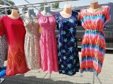 Letnie sukienki, spódniczki i bluzeczki na giełdzie przy ul. Dworaka w Rzeszowie. Do wyboru do koloru [ZDJĘCIA]