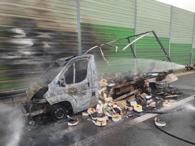 Na autostradzie A1 pod Piątkiem spłonął samochód dostawczy. Z pożarem walczyło ponad 20 strażaków z całego regionu.