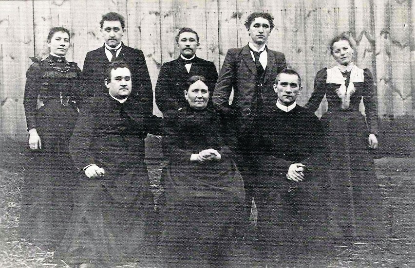 Ksiądz Antoni Kowalkowski (z lewej) z rodziną. Po prawej...