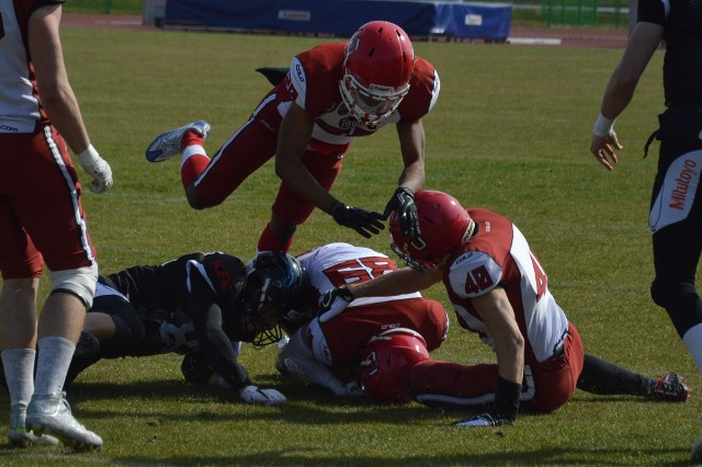 Pierwszy mecz Towers Opole w tym sezonie nie należy do udanych. Opolanie ulegli bowiem Panthers Wrocław 50:7. Mecz LFA1, czyli najwyższej ligi futbolu amerykańskiego w Polsce, odbył się w sobotnie popołudnie na stadionie im. Opolskich Olimpijczyków. Kolejne, tym razem wyjazdowe spotkanie, Towersi rozegrają 7 kwietnia z Olsztyn Lakers.