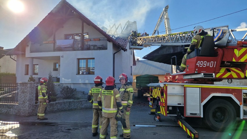Do pożaru doszło w Osieku. Ogień strawił sporą część dachu...