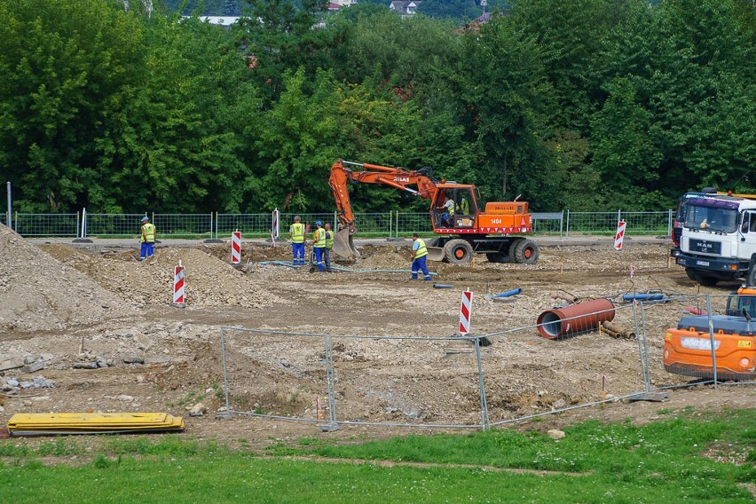 Wzburzony Dunajec narobił bałaganu na placu budowy mostu heleńskiego, ale prace nie ustają